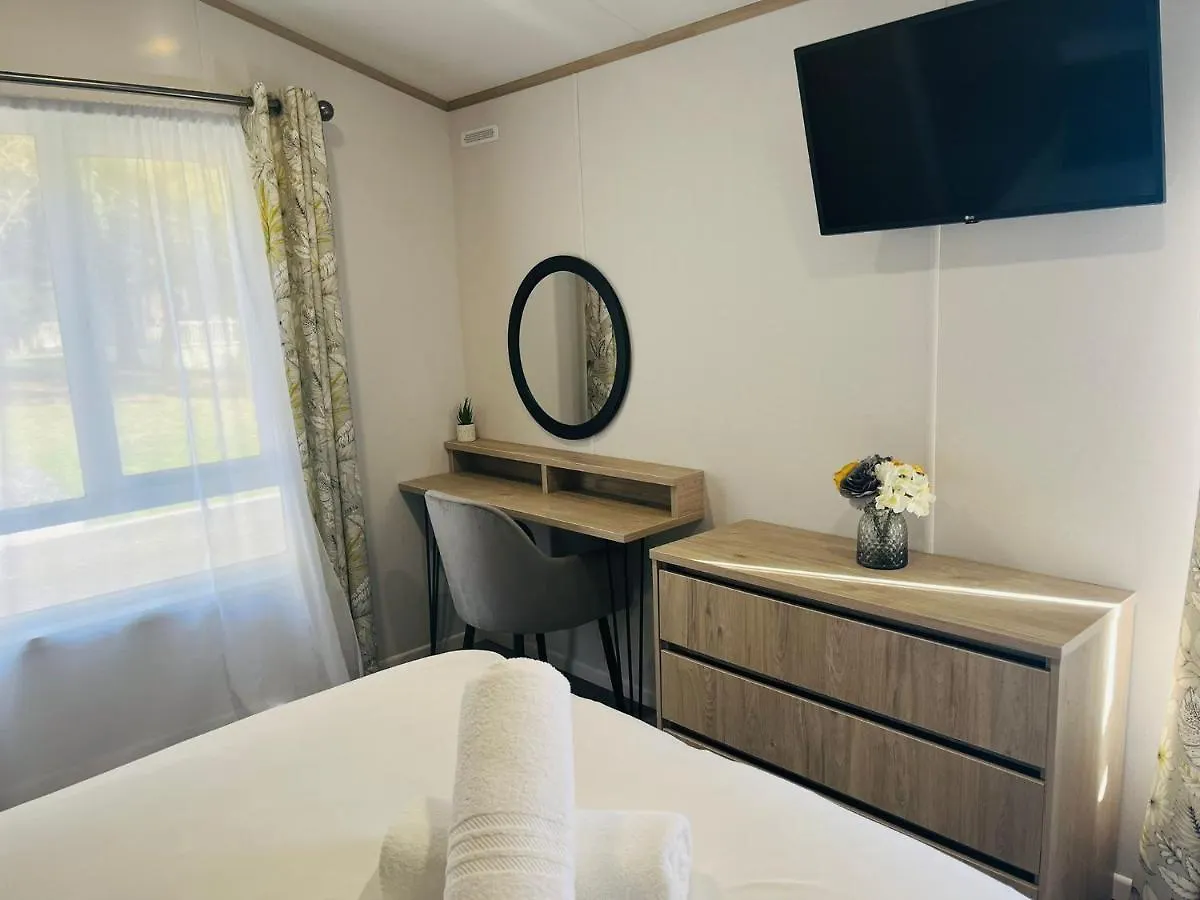 Honey Bee Lodge With Hot Tub Йорк