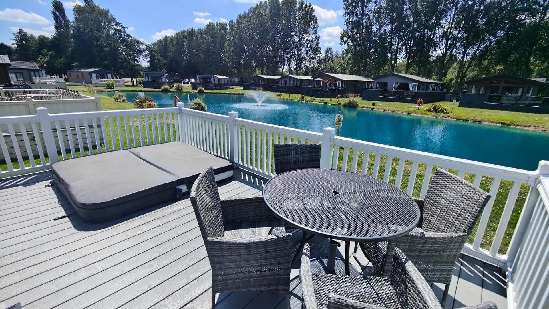 Honey Bee Lodge With Hot Tub York 0*,  Reino Unido